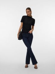 Vero Moda Bluzka w kolorze czarnym rozmiar: M. Czarne bluzki damskie Vero Moda, m, bez wzorów, z koronki, bez kołnierzyka, bez ramiączek. Za 52.55 zł.