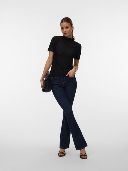 Vero Moda Bluzka w kolorze czarnym rozmiar: M. Czarne bluzki damskie Vero Moda, m, bez wzorów, z koronki, bez kołnierzyka, bez ramiączek. Za 52.55 zł.
