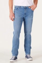 WRANGLER TEXAS SLIM MĘSKIE SPODNIE JEANSOWE BLUE MOON W12SU8392. Niebieskie spodnie materiałowe męskie Wrangler, bez wzorów, z jeansu. Za 229.99 zł.