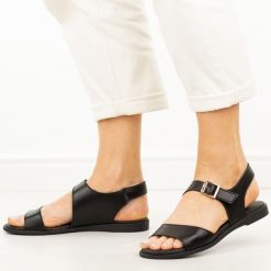 Czarne skórzane płaskie sandały damskie Cambell 19395. Czarne sandały damskie Cambell, bez wzorów, z jeansu, bez obcasa, na płaskiej podeszwie. Za 219.00 zł.