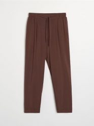 Wiskozowe spodnie straight leg - brązowy. Brązowe spodnie materiałowe damskie Sinsay, bez wzorów, z wiskozy. Za 29.99 zł.