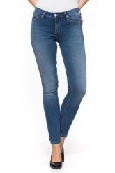 SPODNIE DAMSKIE LEE SCARLETT BLUE FOG L526HMFM. Niebieskie spodnie materiałowe damskie Lee, bez wzorów, z jeansu, eleganckie. W wyprzedaży za 79.99 zł.