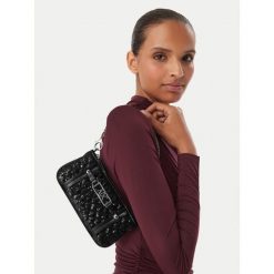 Torebka Armani Exchange. Czarne torebki klasyczne damskie Armani Exchange, bez wzorów, bez dodatków. Za 479.99 zł.