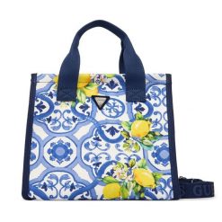 Torebka Guess. Niebieskie torebki klasyczne damskie Guess, z aplikacjami, bez dodatków. Za 269.99 zł.