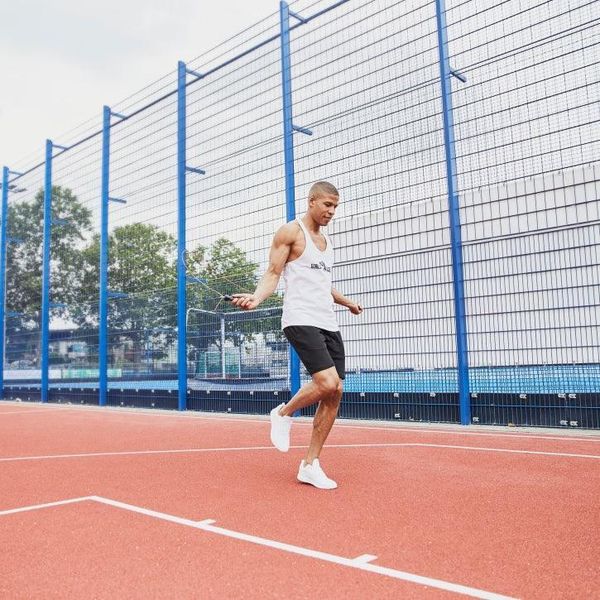 Skakanka fitness Gorilla Sports czarno-czerwona. Czarne kombinezony damskie GORILLA SPORTS, bez wzorów, z materiału, bez kołnierzyka, bez ramiączek. Za 49.99 zł.