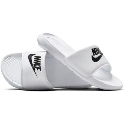 Klapki damskie Nike Victori One Slide. Białe klapki damskie Nike, bez wzorów, z materiału, bez obcasa. Za 254.00 zł.