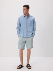 Szorty chino slim - jasnoniebieski. Niebieskie szorty męskie Reserved, z bawełny, bez kołnierzyka. Za 109.99 zł.