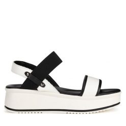 Sandały Lasocki. Białe sandały damskie Lasocki, bez wzorów, bez obcasa, na koturnie. Za 127.99 zł.