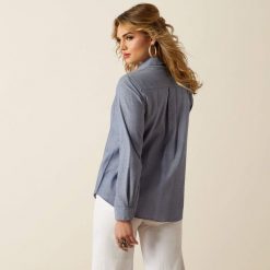 Damska koszula do jazdy konnej Ariat Billie Jean. Niebieskie koszule damskie Ariat, bez wzorów, eleganckie, bez kołnierzyka, bez ramiączek. Za 305.00 zł.