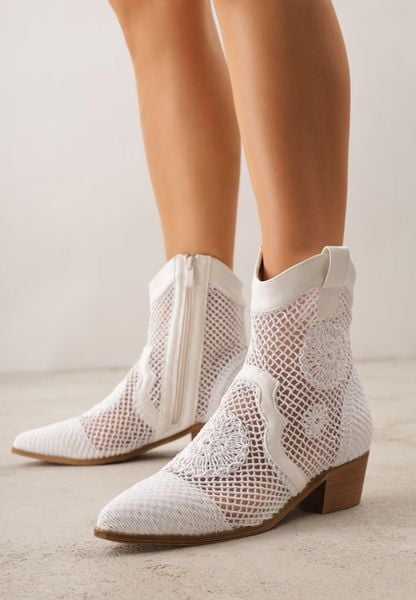 Białe Ażurowe Botki Kowbojki z Haftem na Niskim Obcasie Typu Stożek Bertolina. Białe botki damskie Born2be, z jeansu, klasyczne, bez obcasa, na obcasie, bez zapięcia. Za 139.99 zł.