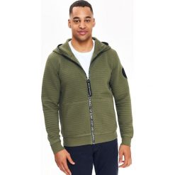 BLUZA ROZPINANA MĘSKA Z KAPTUREM ZE STRUKTURALNEJ DZIANINY. Brązowe bluzy z kapturem męskie TOP SECRET, na jesień, l, z dzianiny. W wyprzedaży za 59.99 zł.