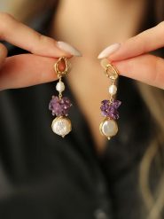 Pierres delicates Pozłacane kolczyki-wkrętki z perłami i ametystami rozmiar: onesize. Białe kolczyki damskie Pierres delicates, z ametystem, pozłacane. Za 113.36 zł.