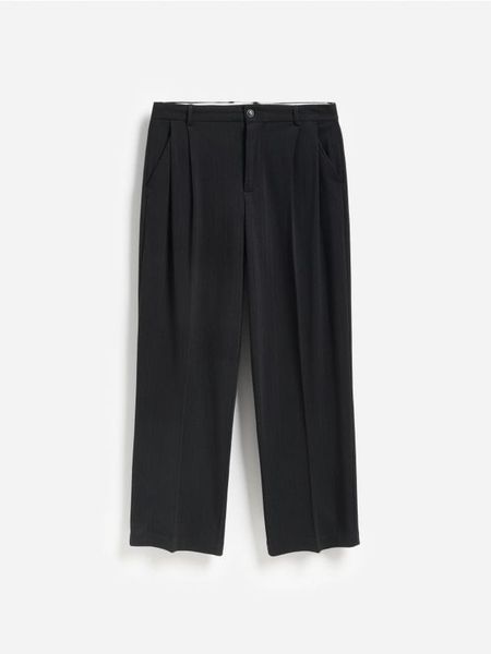 Spodnie loose fit z kantem - ciemnoszary. Szare spodnie materiałowe męskie Reserved, bez wzorów, z dzianiny. Za 139.99 zł.