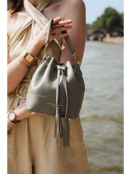 Victor & Hugo Paris Skórzana torebka "Mini Livy" w kolorze szarym - 18 x 21 x 11 cm rozmiar: onesize. Szare torebki klasyczne damskie Victor & Hugo Paris, z aplikacjami, z materiału, bez dodatków. Za 310.38 zł.