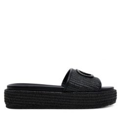 Klapki Guess. Czarne klapki damskie Guess, z aplikacjami, bez obcasa. Za 319.99 zł.