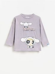 Koszulka Hello Kitty and Friends x The Powerpuff Girls - lawendowy. Fioletowe koszulki dziewczęce Reserved, bez wzorów, z bawełny, bez ramiączek. Za 49.99 zł.
