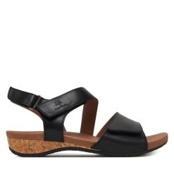 Sandały Josef Seibel. Czarne sandały damskie Josef Seibel, bez wzorów, bez obcasa, na płaskiej podeszwie. Za 409.99 zł.
