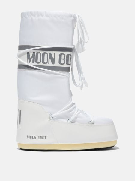 Moon Boot ICON NYLON BOOTS Śniegowce damskie. Białe śniegowce damskie Moon Boot, z nylonu, przed kolano. W wyprzedaży za 687.20 zł.