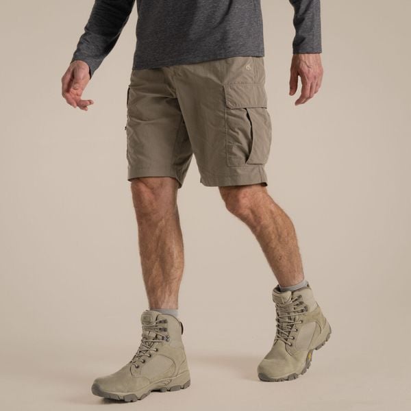 Spodenki turystyczne męskie Craghoppers NosiLife Cargo Short II. Brązowe szorty męskie CRAGHOPPERS, bez kołnierzyka. Za 376.80 zł.