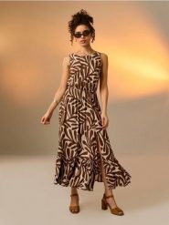 Wiskozowa sukienka midi z falbanką i rozcięciem - brązowy. Brązowe sukienki damskie Sinsay, l, bez wzorów, z wiskozy, bez kołnierzyka, bez ramiączek, midi. Za 39.99 zł.