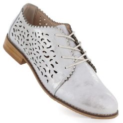 Skórzane półbuty damskie ażurowe białe Cambell 19386. Białe półbuty damskie Cambell, w ażurowe wzory, ze skóry, bez obcasa. Za 199.99 zł.
