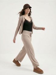 Swetrowe spodnie wide leg z wiskozą - Inny. Spodnie materiałowe damskie Sinsay, bez wzorów, z wiskozy. Za 59.99 zł.