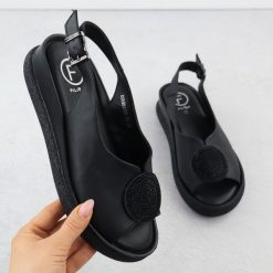 Sandały damskie na koturnie z cyrkoniami czarne Filippo DS6984. Czarne sandały damskie Filippo, bez wzorów, ze skóry, bez obcasa, na koturnie. Za 199.99 zł.