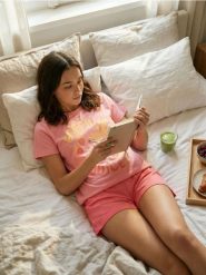 Bawełniana piżama dwuczęściowa z motywem owocowym - różowy. Czerwone piżamy damskie Sinsay, l, bez wzorów, z bawełny, bez ramiączek. Za 19.99 zł.