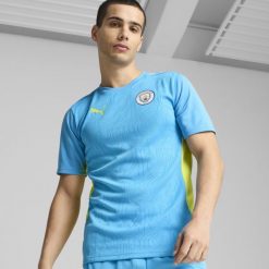 Koszulka piłkarska na trening Manchester City 24/25. Bluzki damskie Puma, l, bez wzorów, z materiału, sportowe, bez kołnierzyka, bez ramiączek. Za 179.99 zł.