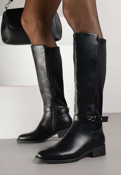 Czarne Kozaki w Stylu Oficerek Ozdobione Klamrami Otima. Czarne kozaki damskie Renee, z jeansu, bez obcasa, na płaskiej podeszwie. Za 159.99 zł.