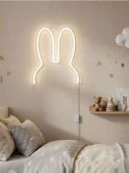 Lampka nocna LED ścienna w kształcie króliczka - kremowy. Białe koszule nocne damskie Sinsay, bez wzorów. Za 49.99 zł.