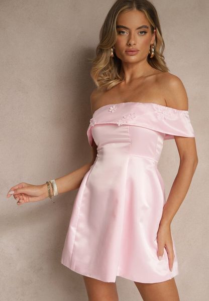Różowa Sukienka Hiszpanka Vices z Satyny Zdobiona Aplikacjami Fenilune. Czerwone sukienki damskie Renee, na co dzień, na lato, l, z aplikacjami, z satyny, eleganckie, bez kołnierzyka, bez ramiączek, mini, kopertowe. Za 99.99 zł.