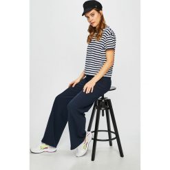 Tommy Jeans - Top. Białe topy damskie Tommy Jeans, m, bez wzorów, z bawełny, bez kołnierzyka. W wyprzedaży za 129.90 zł.