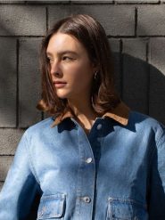 Jeansowa kurtka z kontrastowym kołnierzykiem - niebieski. Niebieskie kurtki damskie Reserved, l, bez wzorów, z bawełny, bez kaptura. Za 229.99 zł.