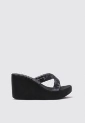 Klapki dla kobiet Ipanema HIGH FASHION SLIDE. Czarne klapki damskie Ipanema, bez wzorów, z gumy, bez obcasa, na koturnie. Za 149.00 zł.