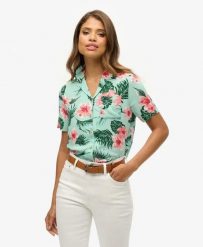 Superdry Koszula Beach Resort z 100% wiskozy z nadrukiem – Luna Rose Mint. Zielone koszule damskie Superdry., na lato, bez wzorów, z wiskozy, bez kołnierzyka, bez ramiączek. Za 231.25 zł.