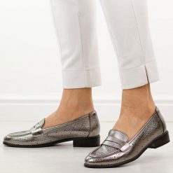 C.Srebrne ażurowe mokasyny damskie Vinceza 58624. Szare mokasyny damskie VINCEZA, z jeansu. Za 179.00 zł.