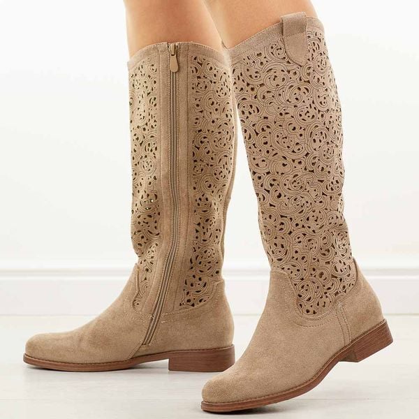 Beżowe ażurowe kozaki damskie S.Barski 8023. Brązowe kozaki damskie S.BARSKI, z zamszu, bez obcasa, na obcasie. Za 269.00 zł.