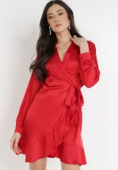 Czerwona Sukienka Lasthine. Czerwone sukienki damskie Born2be, m, bez wzorów, eleganckie, bez kołnierzyka, bez ramiączek, mini, kopertowe. W wyprzedaży za 135.99 zł.