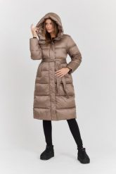 HETREGO Beżowy damski puchowy płaszcz Karen Woman Quilted Coat. Brązowe płaszcze damskie HETREGO, na zimę, uniwersalny, bez wzorów, z poliamidu, eleganckie. W wyprzedaży za 1,369.99 zł.