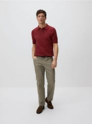 Bawełniany sweter polo - czerwony. Czerwone swetry męskie Reserved, l, bez wzorów, z bawełny, bez kołnierzyka. Za 119.99 zł.