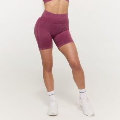 Szorty damskie fitness bezszwowe slim Lift Plum. Fioletowe spodenki sportowe damskie GYMBEAM, xs, z elastanu, na fitness i siłownię. Za 85.90 zł.