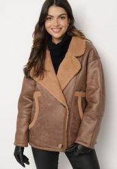 Brązowa Kurtka Biker Oversize Zapinana na Guziki Ocieplana Futerkiem Nikiena. Brązowe kurtki damskie Born2be, m, bez wzorów, bez kaptura. Za 329.99 zł.
