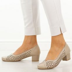 Beżowe ażurowe skórzane Polskie czółenka damskie Gregors 1210. Brązowe czółenka damskie GREGORS, w ażurowe wzory, ze skóry, z okrągłym noskiem, bez obcasa, na obcasie. Za 399.00 zł.