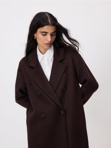 Płaszcz handmade z wełną - ciemnobrązowy. Brązowe płaszcze damskie Reserved, l, bez wzorów, z tkaniny. W wyprzedaży za 399.99 zł.