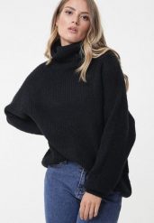 Czarny Golf Oversize Out Of This World. Czarne golfy damskie Born2be, bez wzorów, z jeansu, bez ramiączek. Za 139.99 zł.