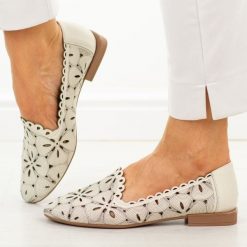 Beżowe skórzane ażurowe półbuty damskie Filippo Dp7709/26. Brązowe półbuty damskie Filippo, w ażurowe wzory, z jeansu, biznesowe, z okrągłym noskiem, bez obcasa, na płaskiej podeszwie. Za 219.00 zł.