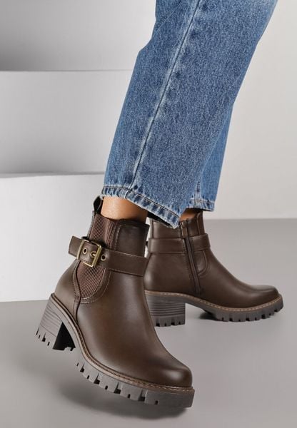 Brązowe Botki Sztyblety do Kostki na Niskim Słupku Zdobione Paskiem z Klamerką Larteme. Brązowe botki damskie Born2be, z jeansu, bez obcasa, na obcasie, bez zapięcia. Za 109.99 zł.