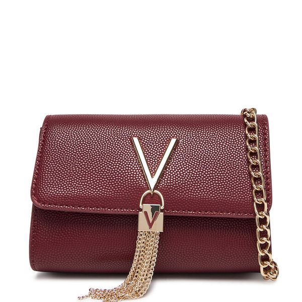 Torebka Valentino. Czerwone torebki klasyczne damskie Valentino, bez wzorów, wizytowe, bez kołnierzyka, bez ramiączek. Za 199.99 zł.