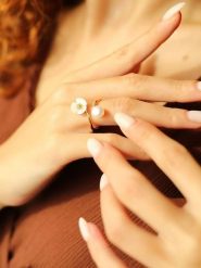 Pierres delicates Pozłacany pierścionek z perłą rozmiar: onesize. Białe pierścionki damskie Pierres delicates, z perłą, pozłacane. Za 95.69 zł.